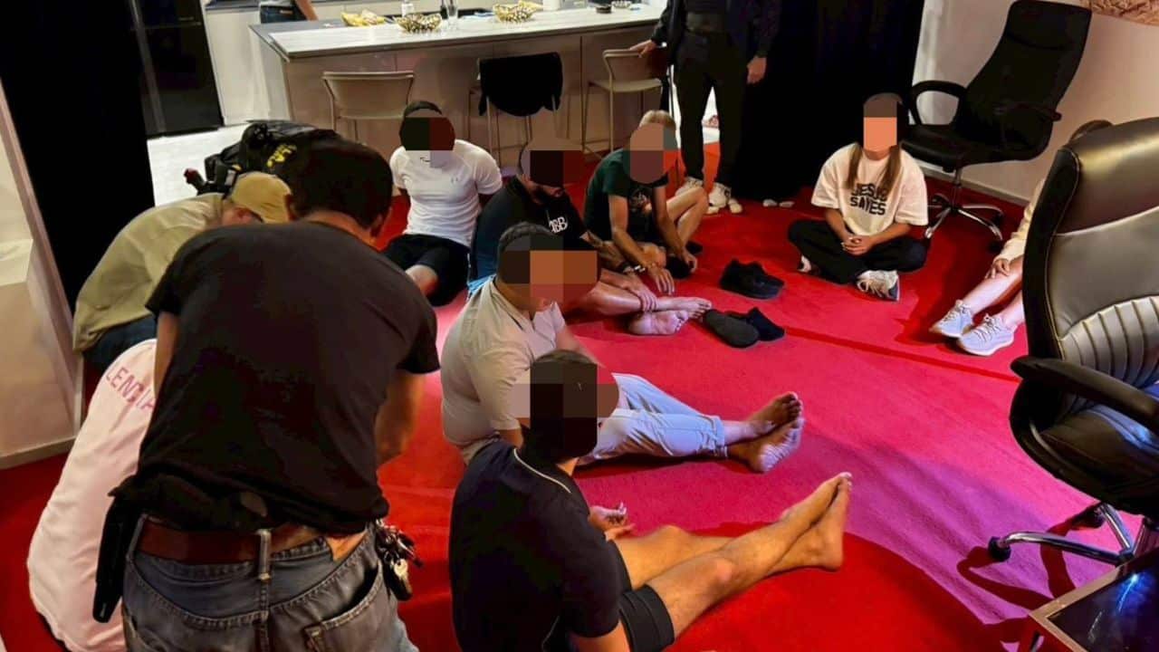 Chalong police arrest foreign nationals during illegal poker raid at luxury villa in Rawai, Phuket