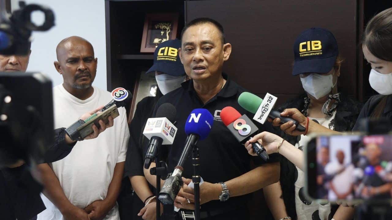 Two women file complaint with Pol. Maj. Gen. Charoonkiat Pankaew at the Central Investigation Bureau, accompanied by Mor Pla