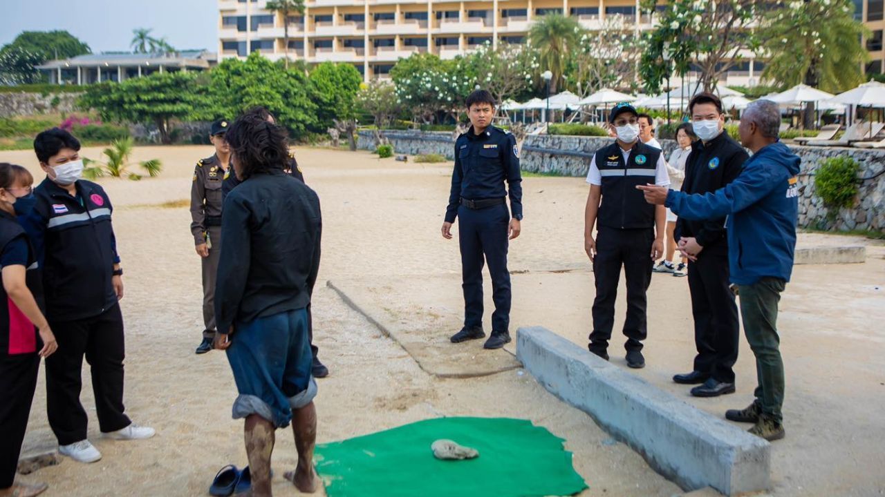 Pattaya City officials and social welfare teams patrol Pattaya Beach during a multi-agency operation.