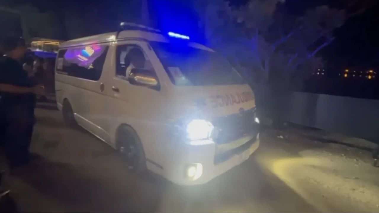 Tan Phasakornnatee (Tan Ichitan) is assisted by medical staff after falling from the stage at the WONDER ONE Music Festival in Chon Buri.