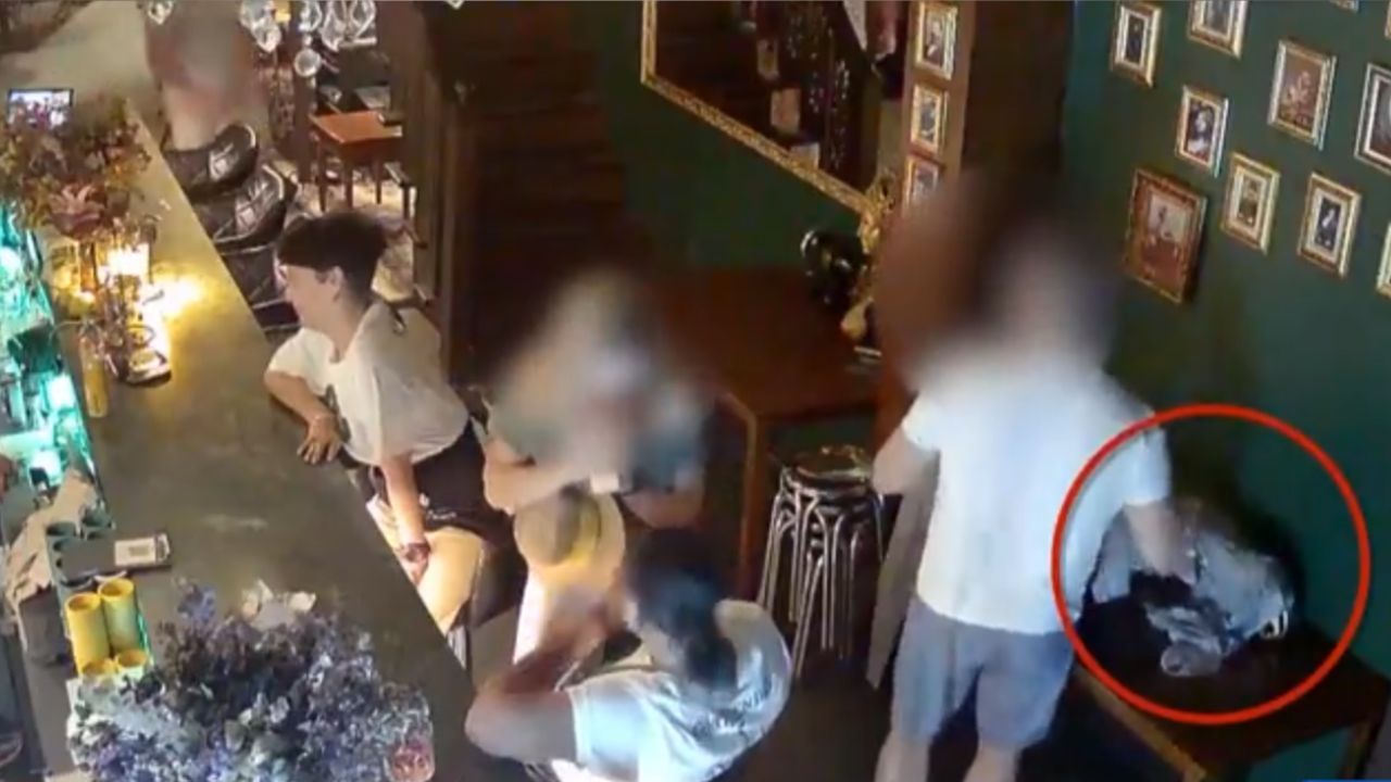 foreigner steals gold lion statue