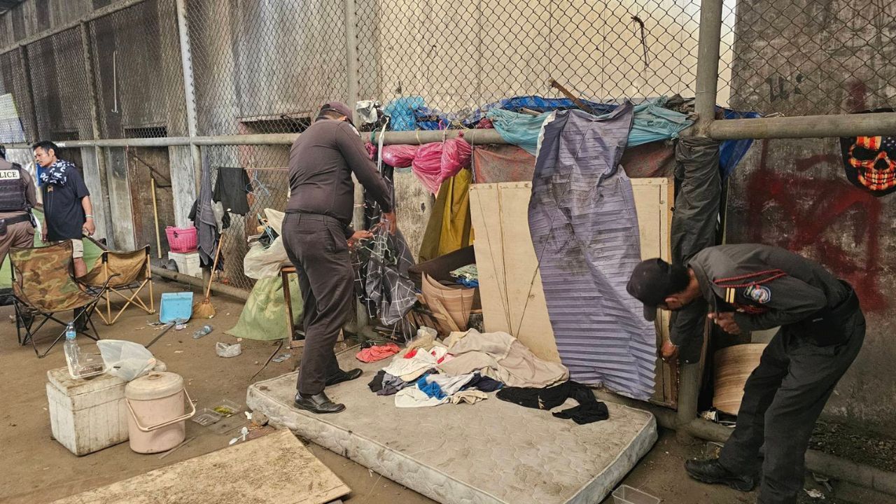 Rangsit mayor leads under-bridge sweep in thanyaburi