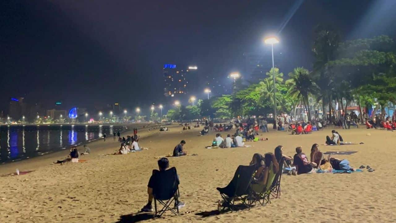 Homeless man’s lewd act on Pattaya Beach raises concerns