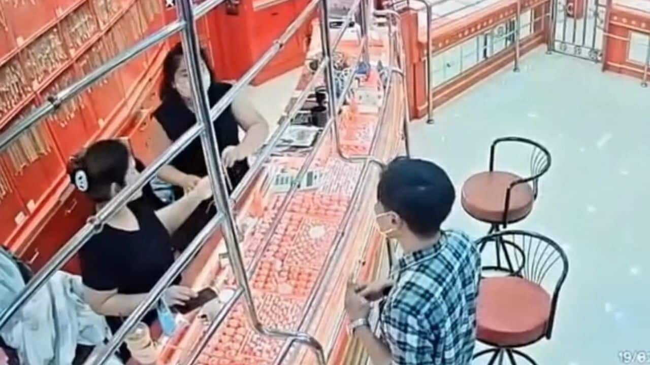 Man asks to try on gold ring, rides off with it in Ubon Ratchathani
