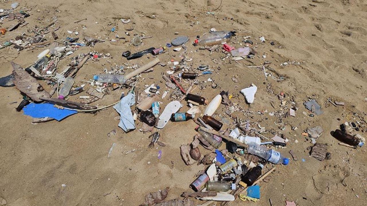 Pattaya moves to clear Jomtien Beach after rubbish washes ashore