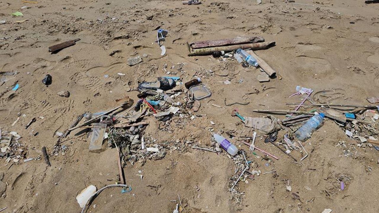 Pattaya moves to clear Jomtien Beach after rubbish washes ashore