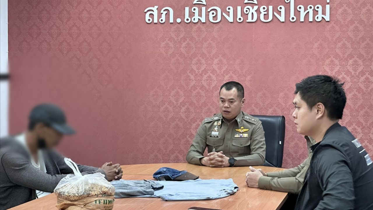 Bird feed sellers detained after video shows man flipping off tourists