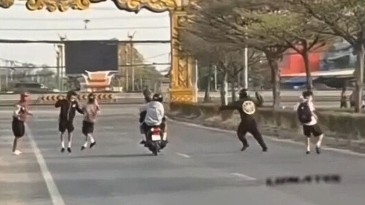 Knives and sickles seen as student fight unfolds on Ayutthaya road