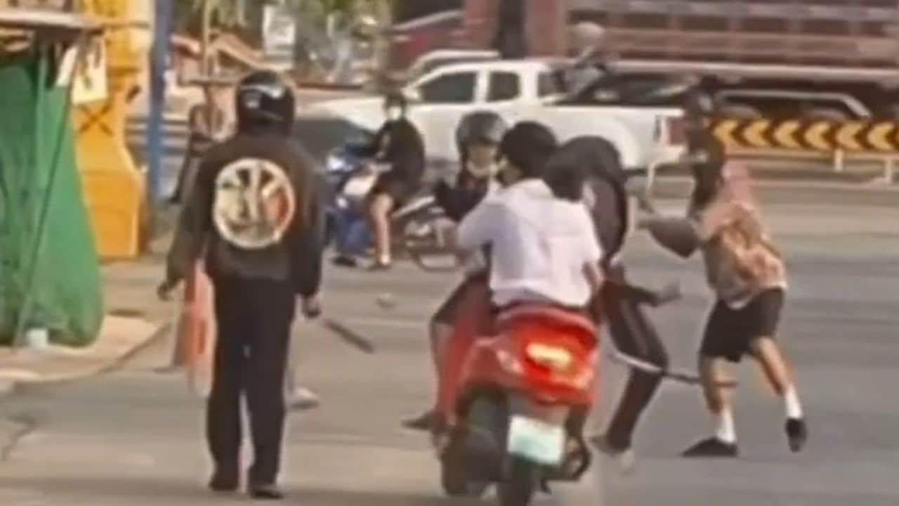 Knives and sickles seen as student fight unfolds on Ayutthaya road