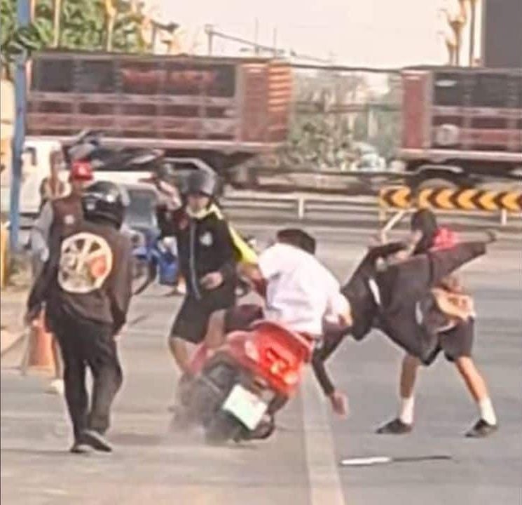 Knives and sickles seen as student fight unfolds on Ayutthaya road