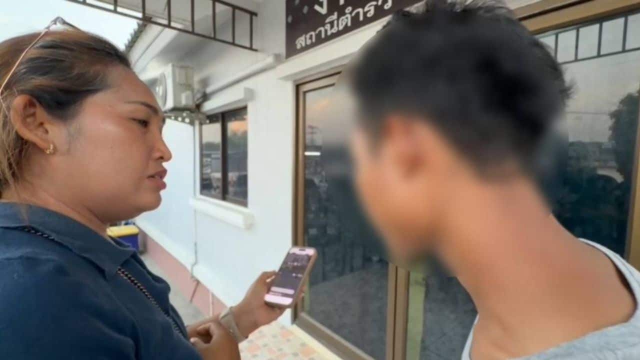 Knives and sickles seen as student fight unfolds on Ayutthaya road