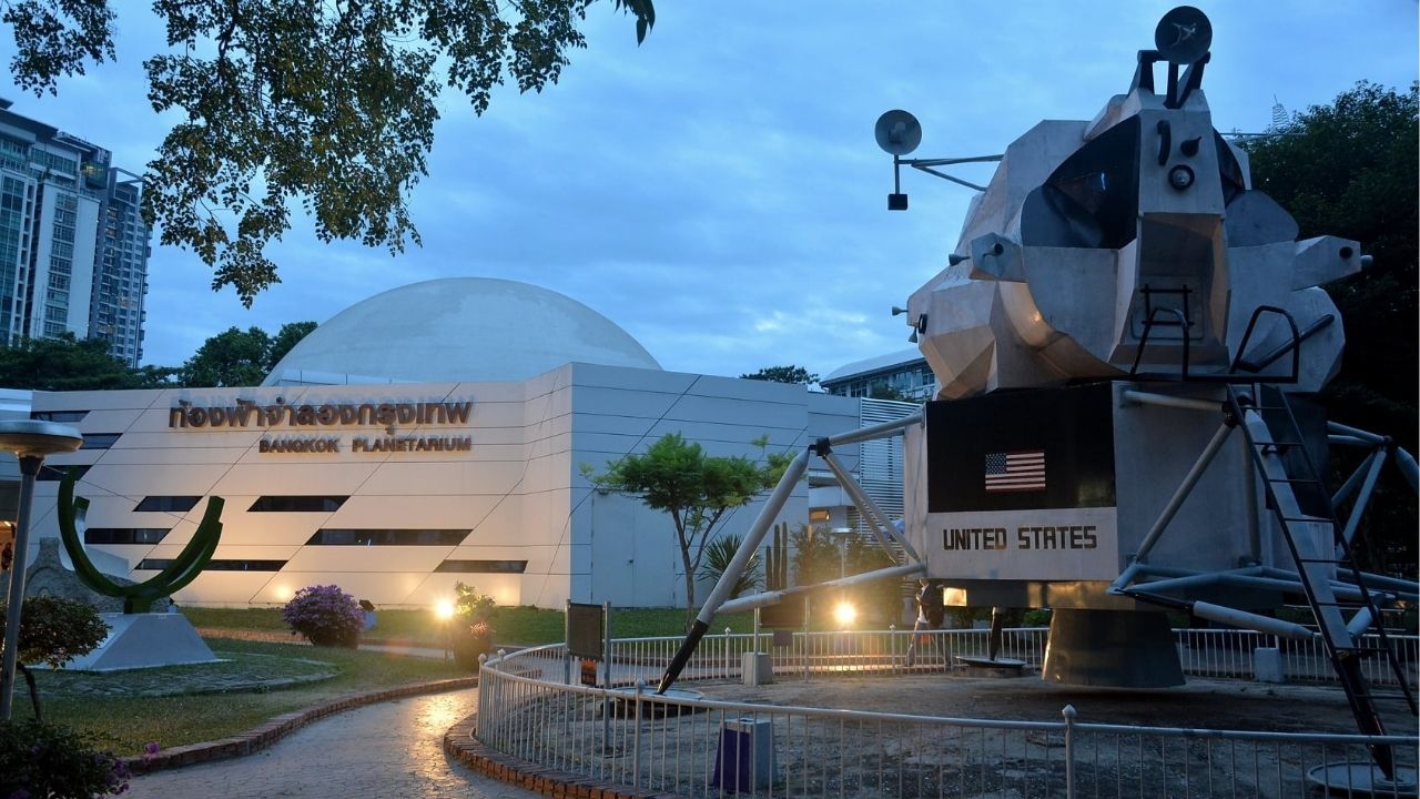 Bangkok Planetarium offers a nostalgic experience before its renovation, a must-see this weekend.