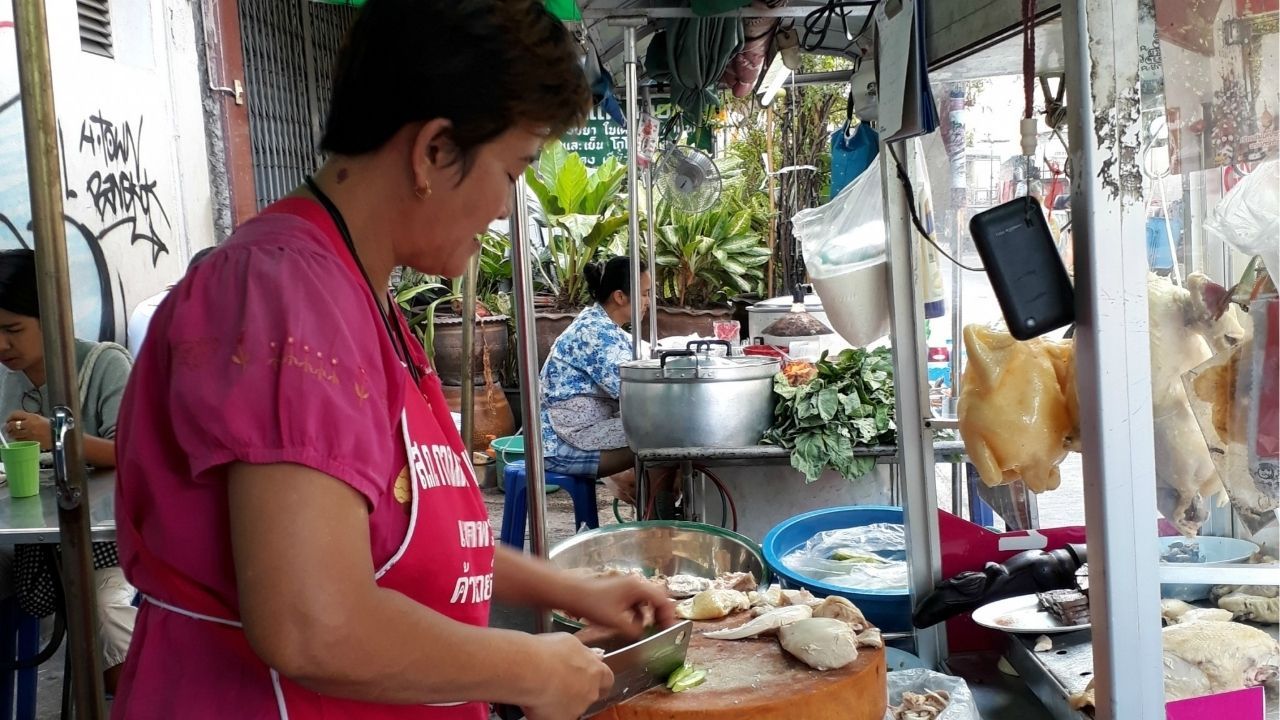 Why Thai travellers keep queuing for Singapore’s Hainanese chicken rice | News by Thaiger