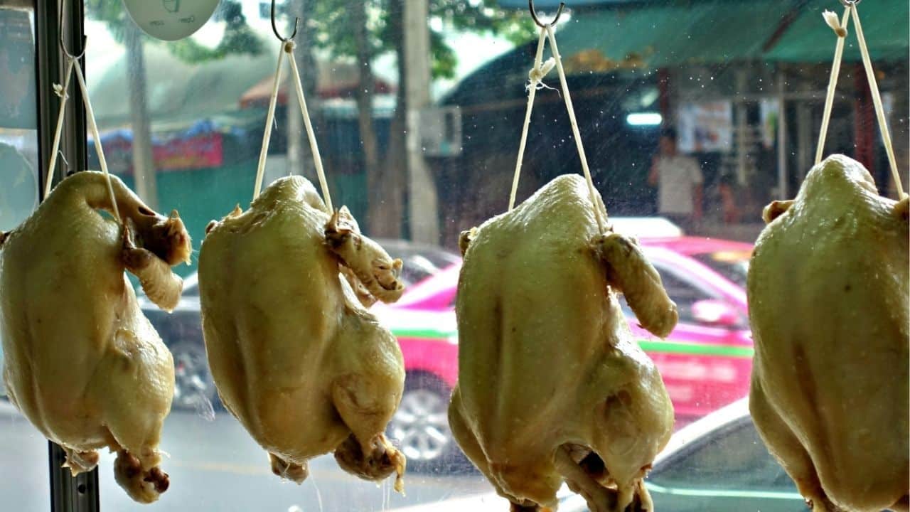 Why Thai travellers keep queuing for Singapore’s Hainanese chicken rice | News by Thaiger