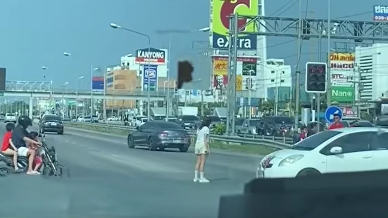 Thai woman argues with boyfriend on Chon Buri road