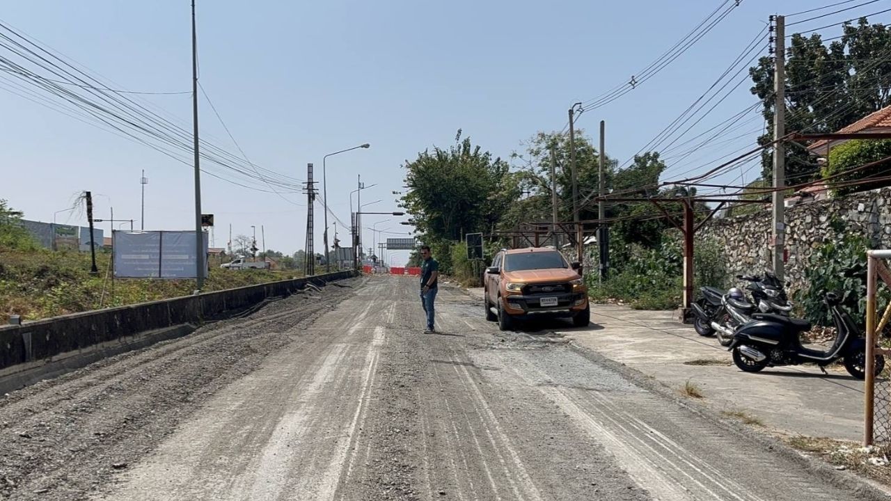 Chinese man body hung near Chon Buri railway track