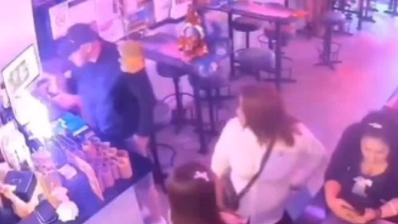 Foreign man steals phone from Pattaya bar