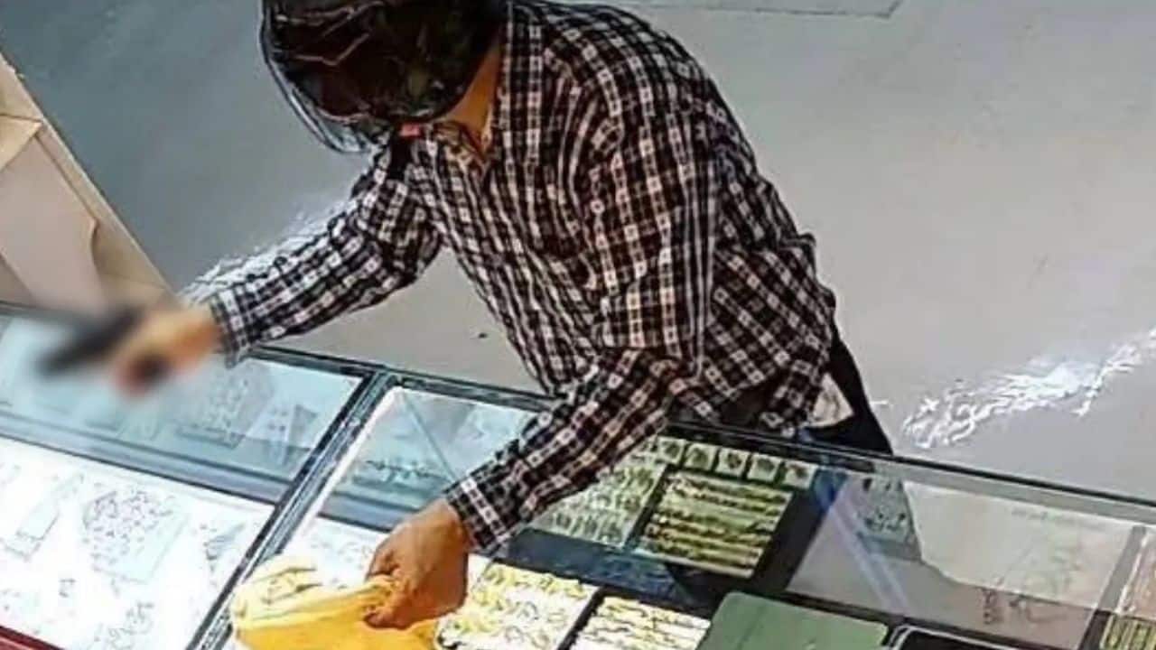 Thai man on the run after gold robbery in Nakhon Pathom