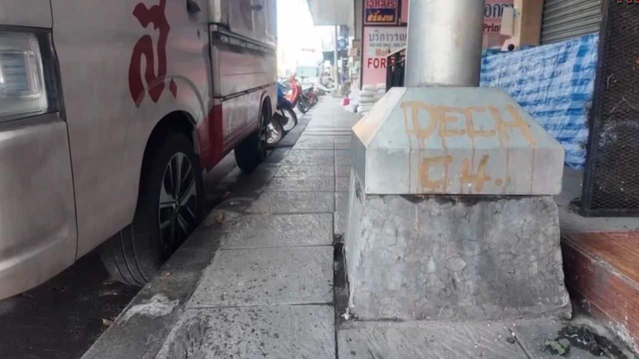 Street light pole blocks Pattaya footpath
