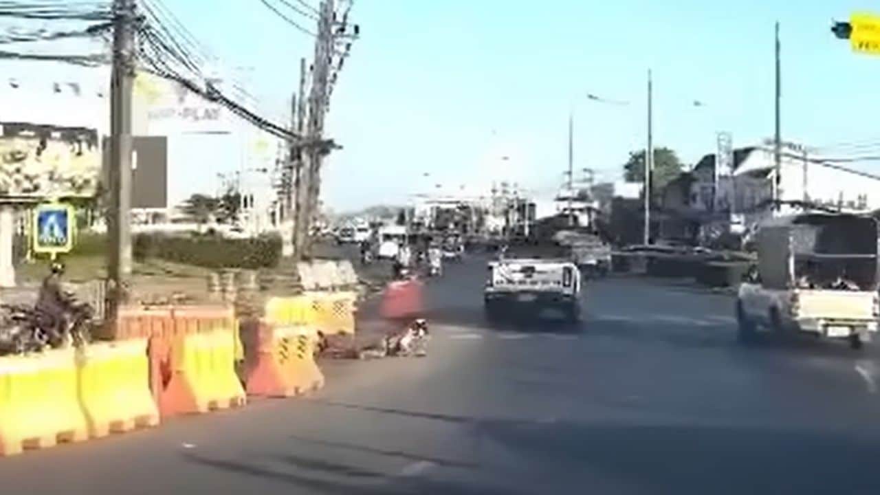 Singaporean hits Phuket traffic police officer