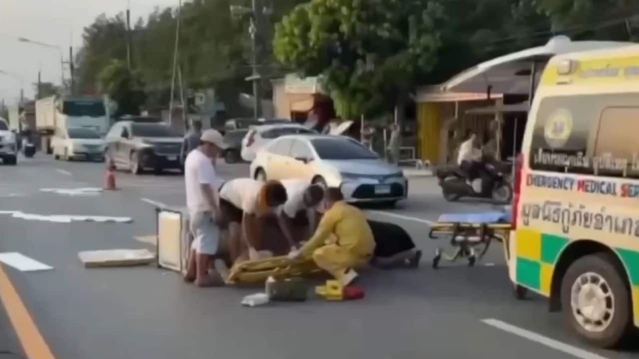 Chinese man falls off pickup truck in Rayong