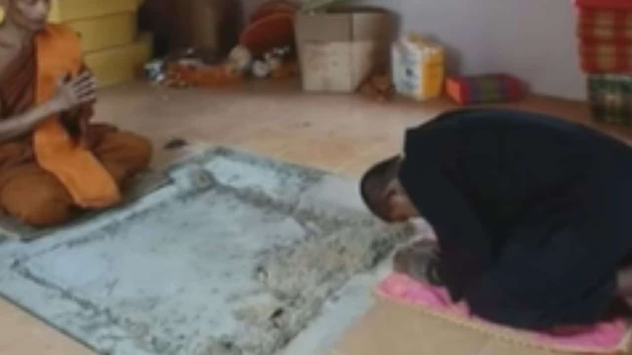 Thai monk leaves monkhood after affair scandal