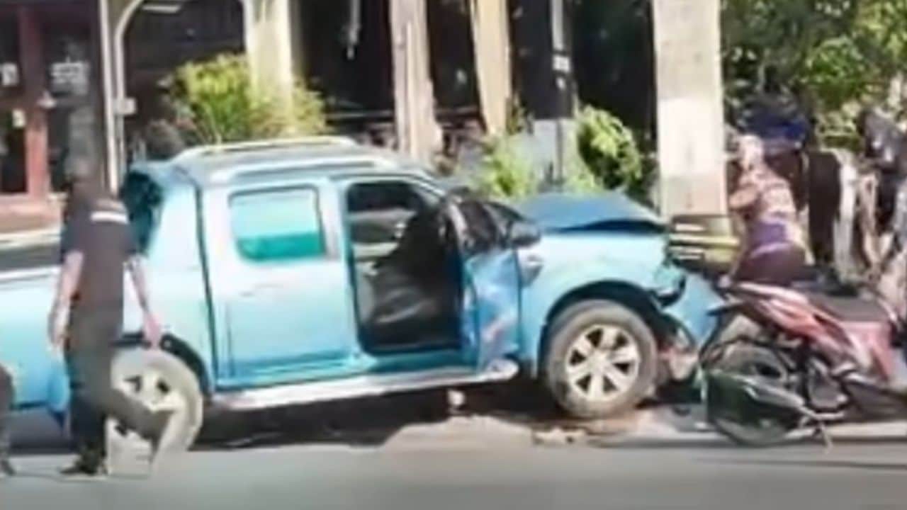 Foreigner crashes pickup in Phuket killing one Thai man
