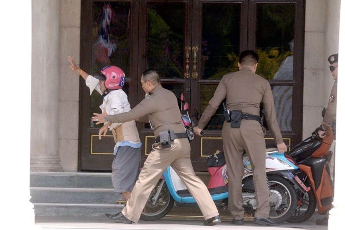 Man sounds horn, shouts for PM outside Government House | News by Thaiger