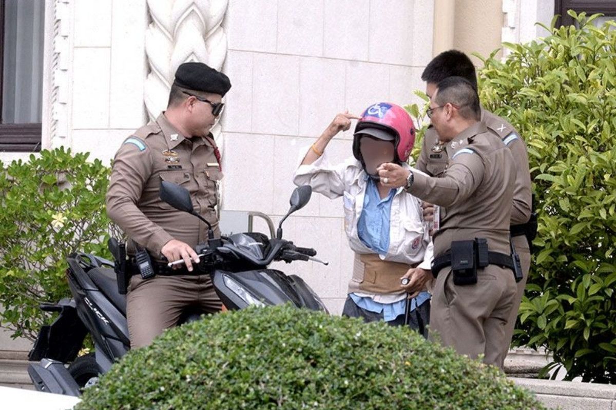 Man sounds horn, shouts for PM outside Government House | News by Thaiger