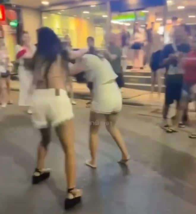 Two Thai women filmed brawling on Phuket street over customers