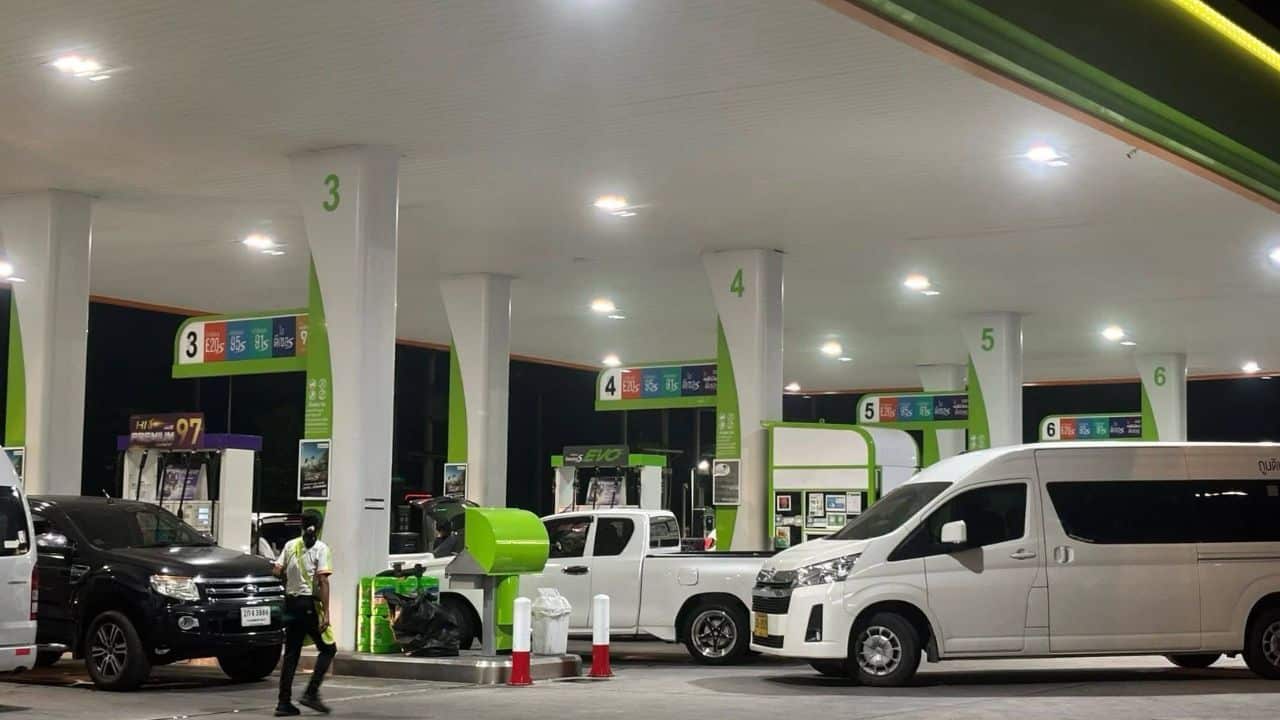 Phuket drivers rush to fill tanks as fears of a fuel price rise spread