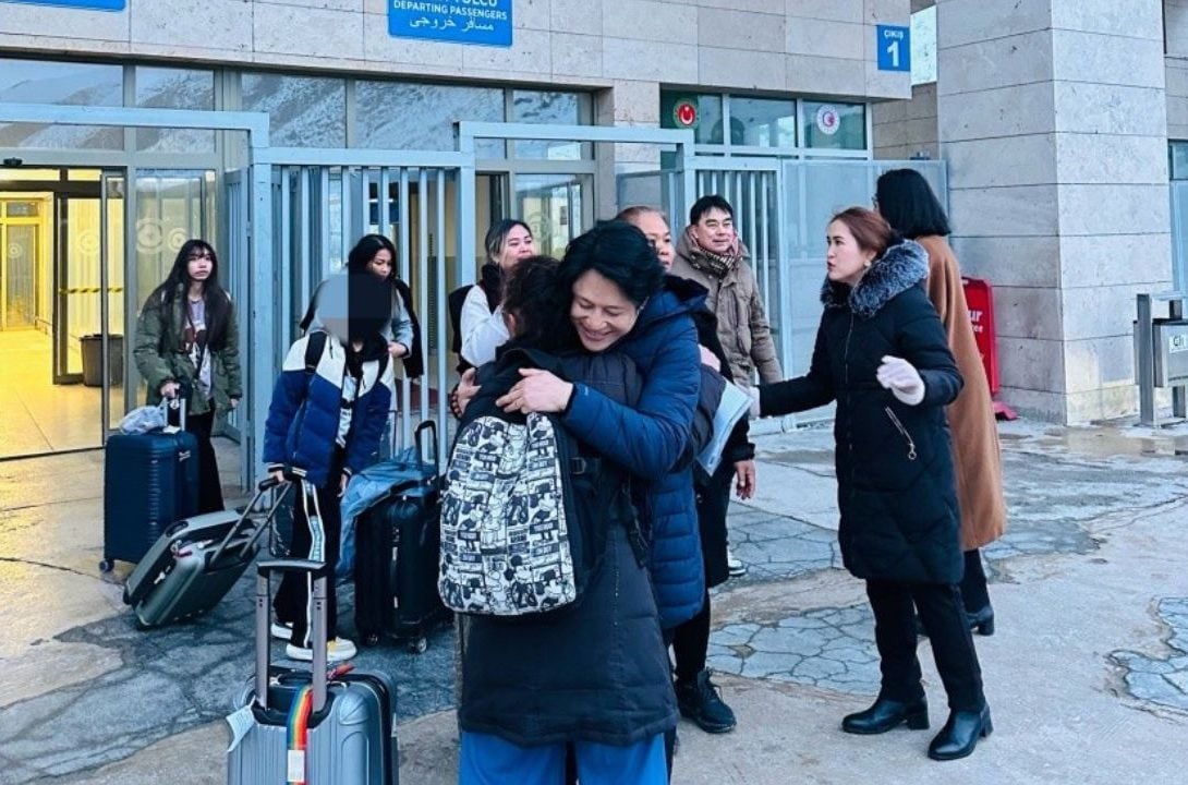 First group of 62 Thai nationals arrives safely in Turkey from Iran
