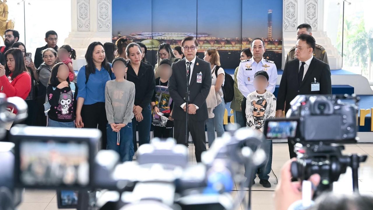 Foreign minister welcomes first group of Thai evacuees from Iran