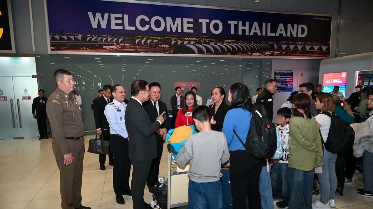 Foreign minister welcomes first group of Thai evacuees from Iran