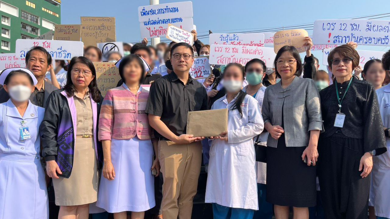 Medical staff protest at Chiang Rai hospital over 12-hour shifts