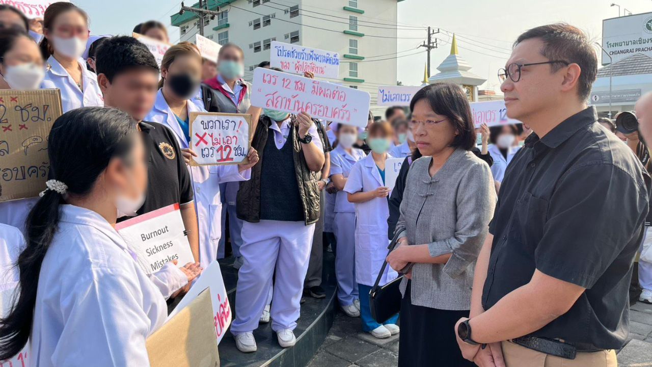 Medical staff protest at Chiang Rai hospital over 12-hour shifts