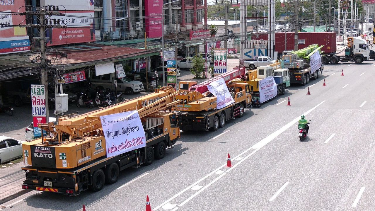 1,000 trucks assemble in Chon Buri in fuel shortage protest
