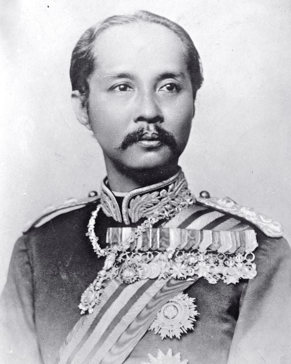 Senator proposes law requiring public to stand during royal anthem