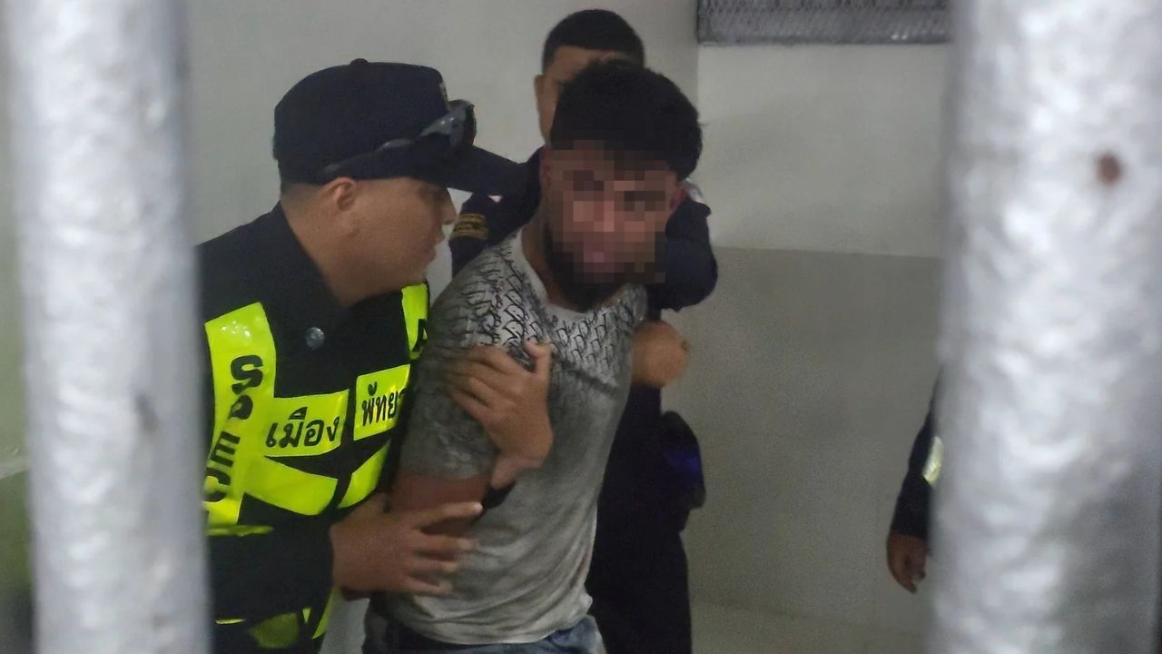 Police detained a foreign man on Pattaya Walking Street after he allegedly attacked people who tried to help him from the roadside.