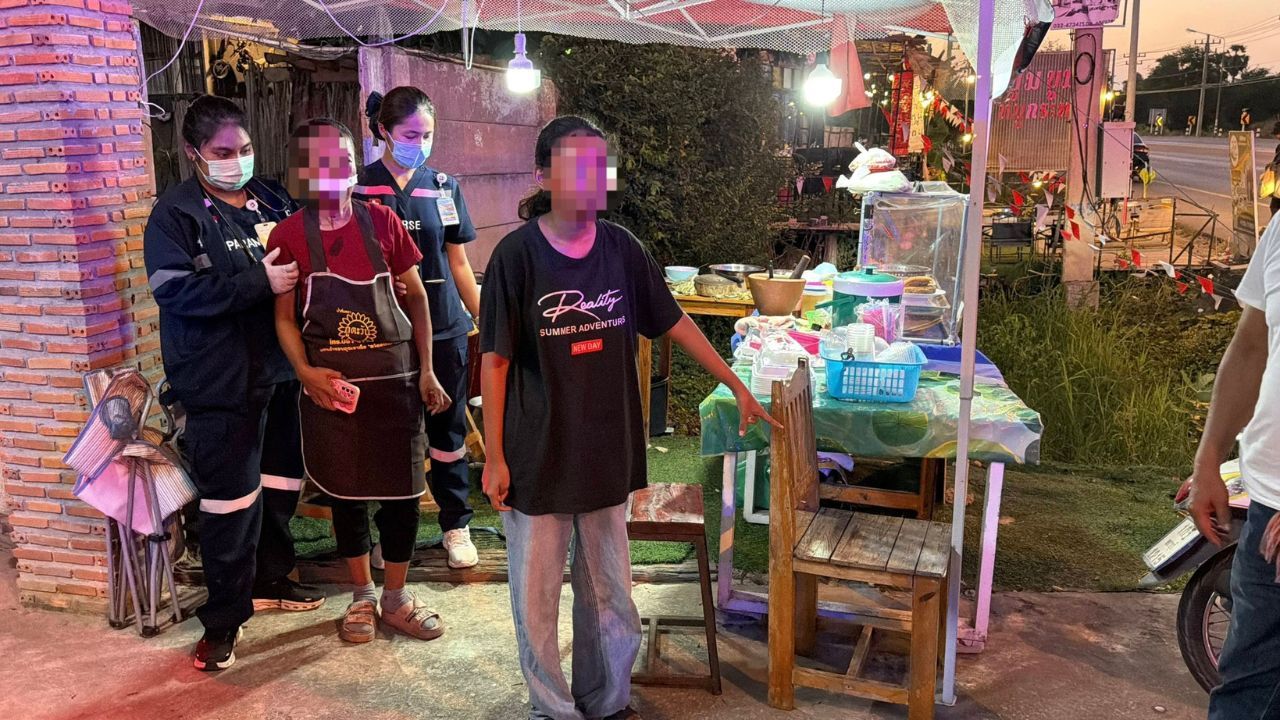 A Phetchaburi woman was left unconscious after a loan shark chair attack at her som tam shop in Mueang Phetchaburi.
