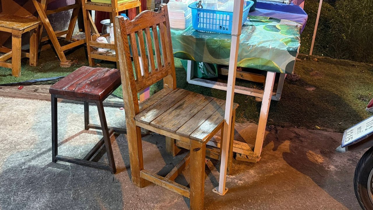 A Phetchaburi woman was left unconscious after a loan shark chair attack at her som tam shop in Mueang Phetchaburi.