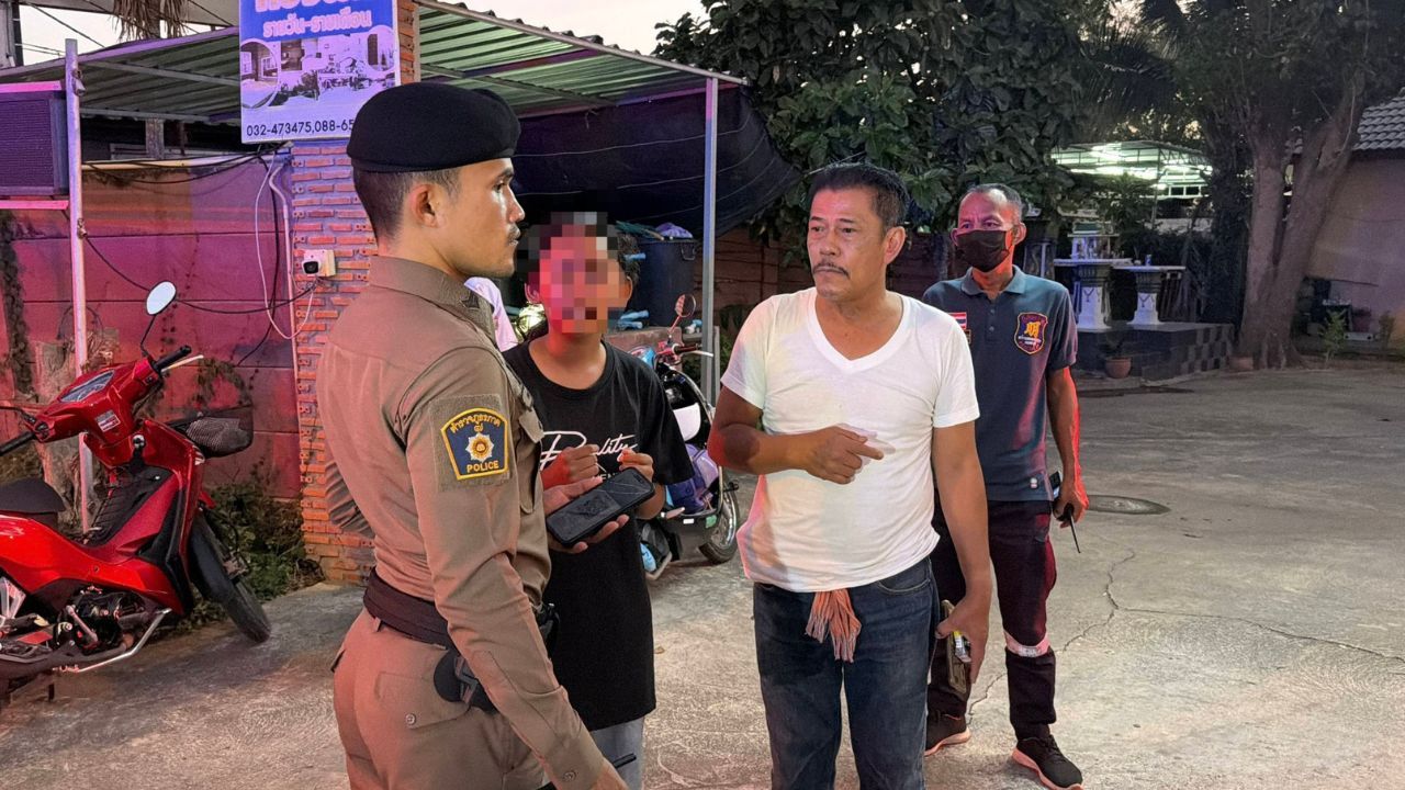 A Phetchaburi woman was left unconscious after a loan shark chair attack at her som tam shop in Mueang Phetchaburi.