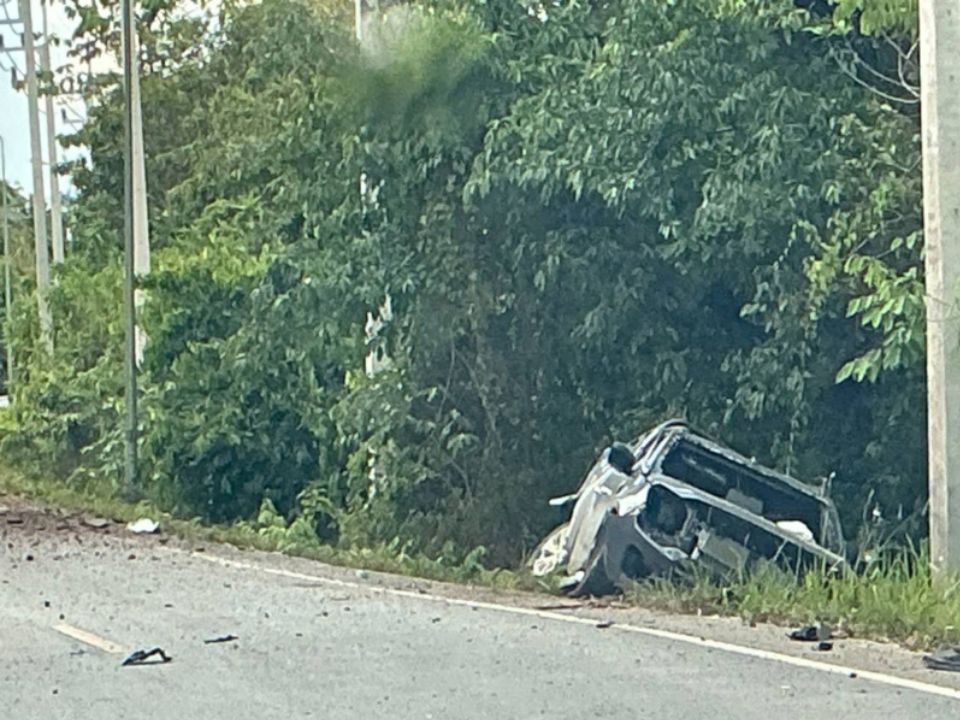 A bomb attack in Narathiwat targeted a Rangae Police Station vehicle, seriously injuring two officers as they returned from a theft case.