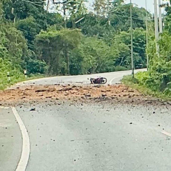 A bomb attack in Narathiwat targeted a Rangae Police Station vehicle, seriously injuring two officers as they returned from a theft case.