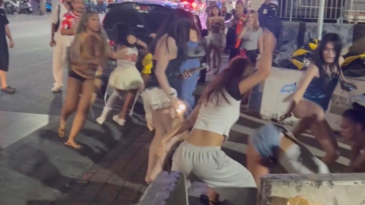 A brawl erupted early today as foreign tourists and transgender women fight near the entrance of Pattaya Walking Street.