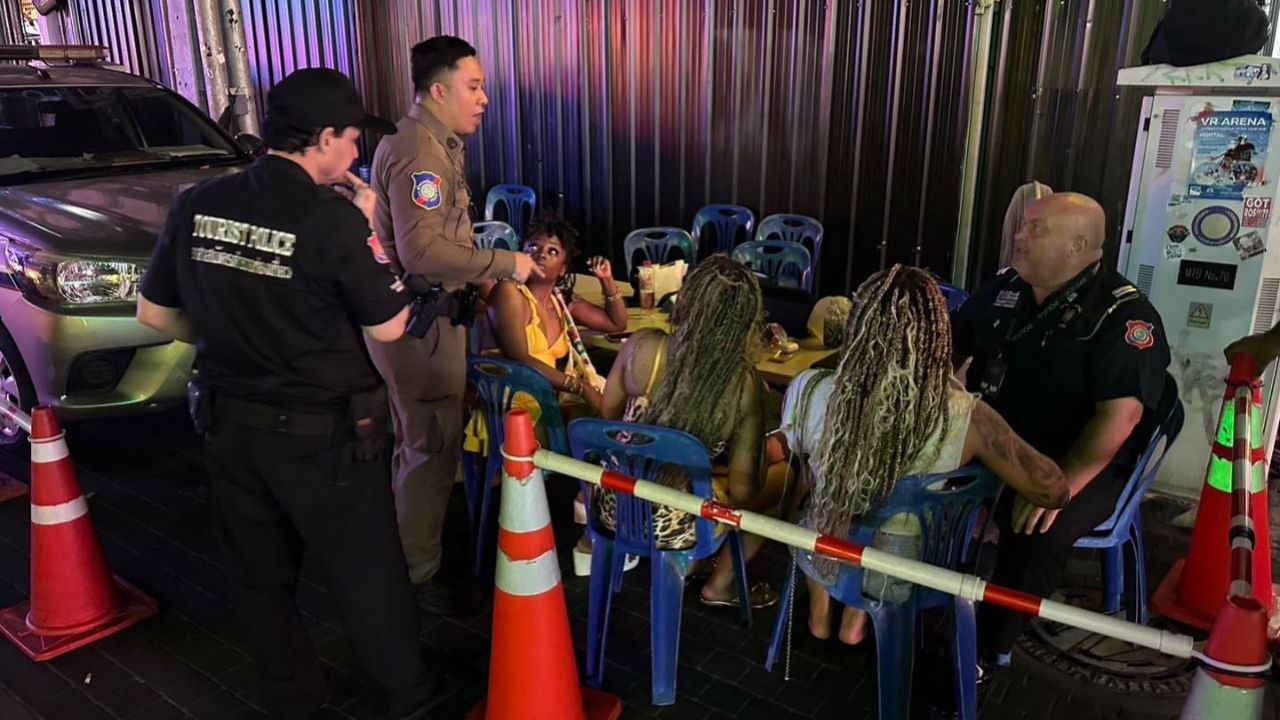 A brawl erupted early today as foreign tourists and transgender women fight near the entrance of Pattaya Walking Street.