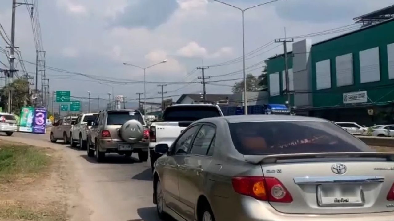 Border petrol stations in Mae Sot suspend services as fuel runs out