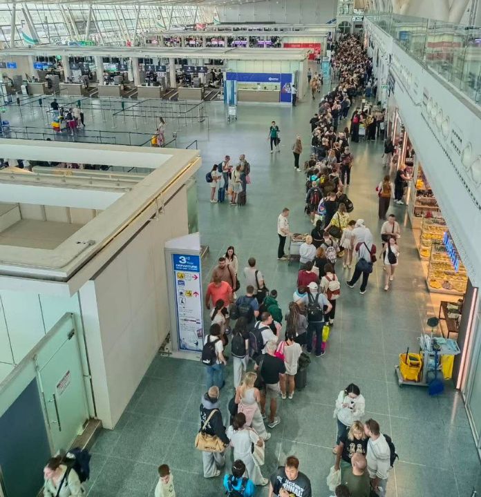 Phuket Airport immigration queues drew questions about an unverified ‘special paid lane’ where tourists were allegedly charged 200 baht.