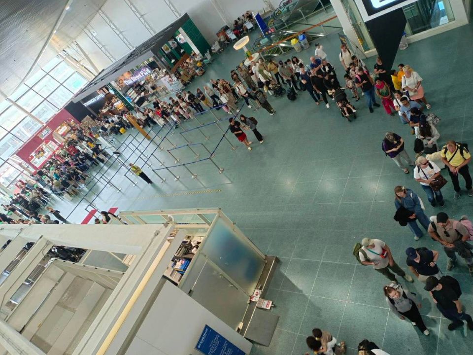 Phuket Airport immigration queues drew questions about an unverified ‘special paid lane’ where tourists were allegedly charged 200 baht.