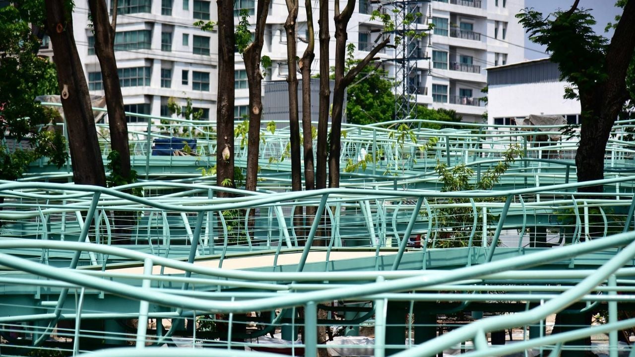 The Lumpini Green Bridge is expected to open informally on May 1, linking Lumpini Park and Benchakitti Park with a 250-metre walkway.